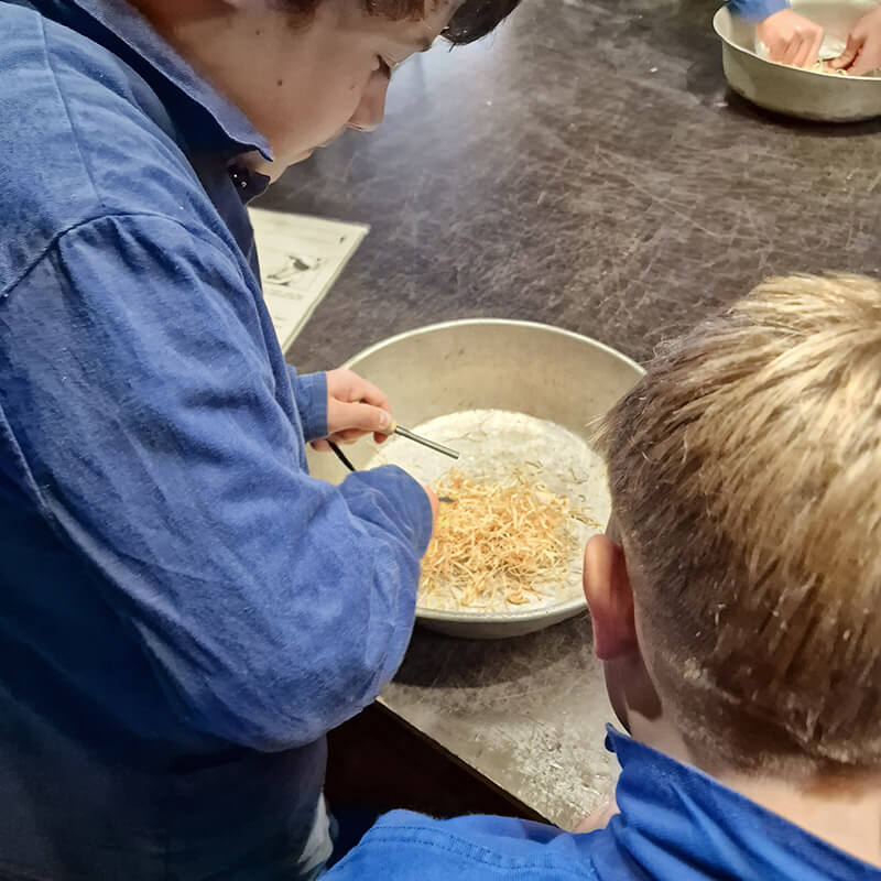 DIE DEM STAHL FEUER MACHEN - ein Schulprojekt 2024 im Industriemuseum Brandenburg DIE DEM STAHL FEUER MACHEN - ein Schulprojekt 2024 im Industriemuseum Brandenburg