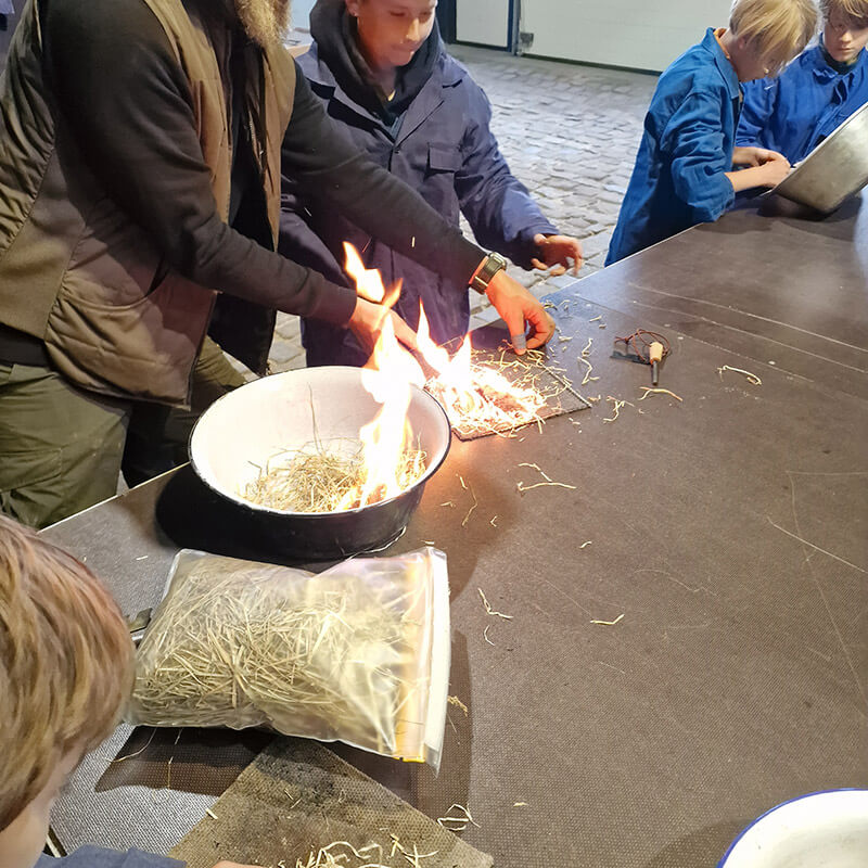 DIE DEM STAHL FEUER MACHEN - ein Schulprojekt 2024 im Industriemuseum Brandenburg DIE DEM STAHL FEUER MACHEN - ein Schulprojekt 2024 im Industriemuseum Brandenburg