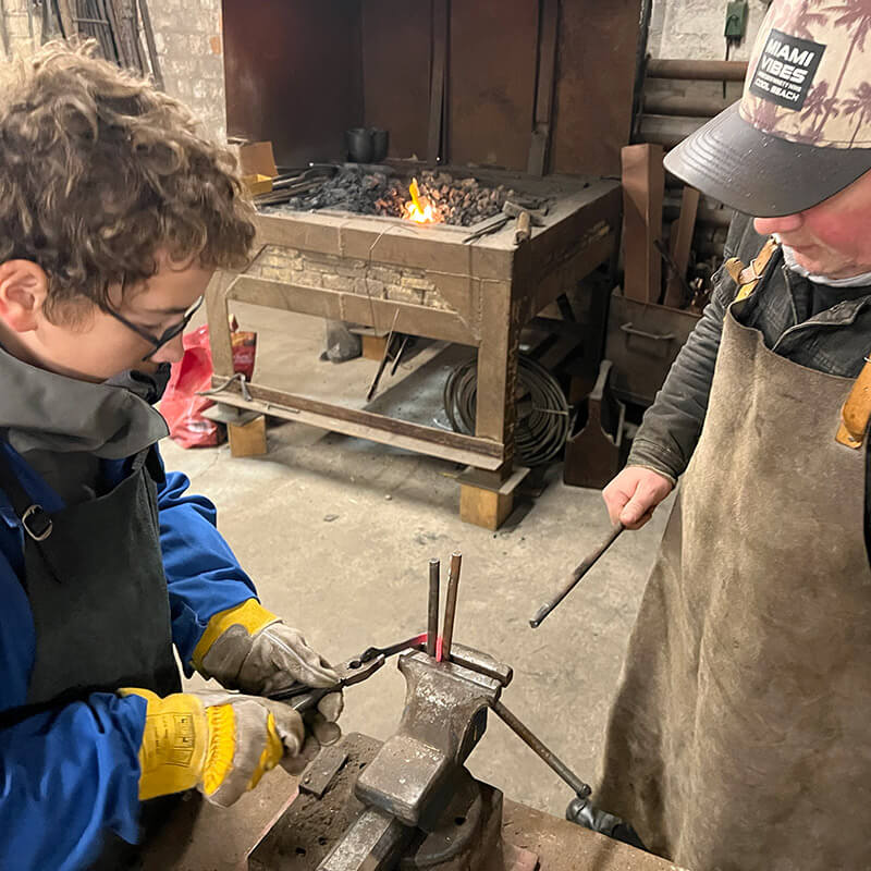 DIE DEM STAHL FEUER MACHEN - ein Schulprojekt 2024 im Industriemuseum Brandenburg DIE DEM STAHL FEUER MACHEN - ein Schulprojekt 2024 im Industriemuseum Brandenburg